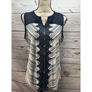 Maurices size large blue and white patterned sleeveless blouse‎ with lace down t
